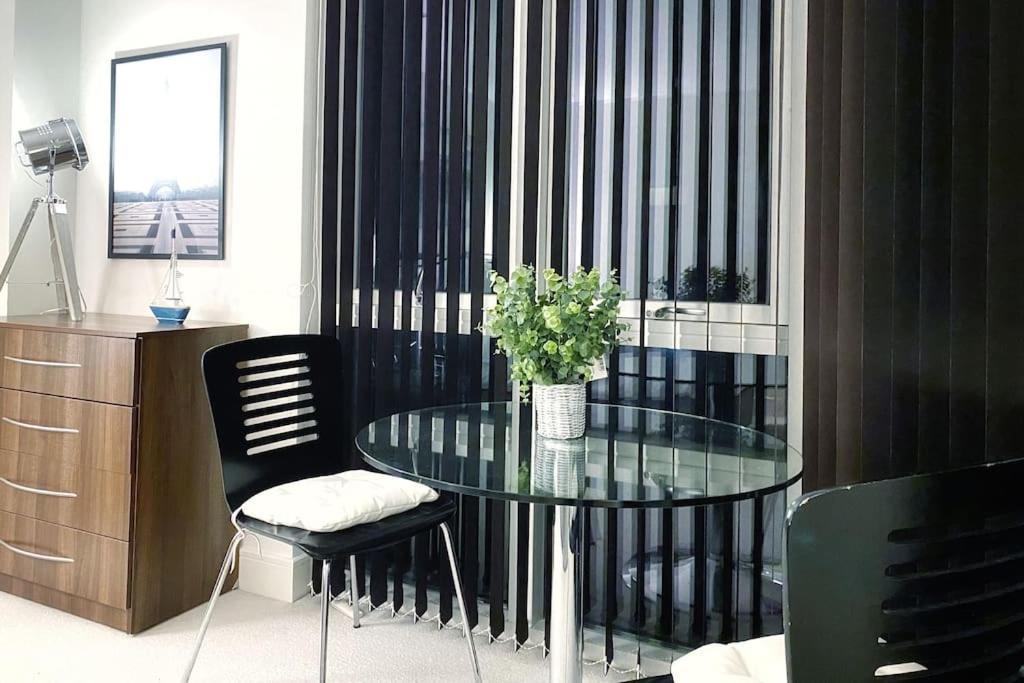 Two Bedroom Luxury Apt With Film Style Swansea Exterior photo